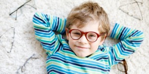 Beitragsbild des Blogbeitrags Braucht mein Kind eine Brille? Tipps für Eltern