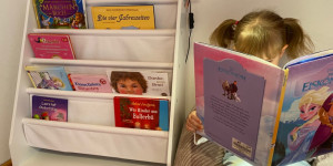 Beitragsbild des Blogbeitrags Sprachförderung: Mit diesen Tipps klappt das Sprechen und Lesen ganz spielerisch – Bücherregal und Sitzsack gewinnen!