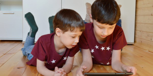 Beitragsbild des Blogbeitrags Virtueller Spieleabend: Kontaktlose Spielideen für die ganze Familie 