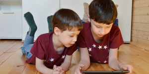 Beitragsbild des Blogbeitrags Virtueller Spieleabend: Kontaktlose Spielideen für die ganze Familie