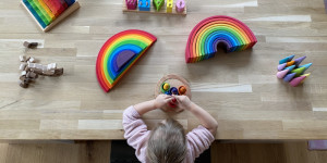 Beitragsbild des Blogbeitrags DIY Spieltisch mit viel Stauraum