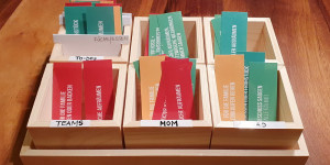 Beitragsbild des Blogbeitrags Haushalt mit Kindern: DIY Mom Hack für mehr Mithilfe