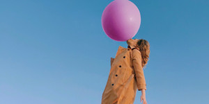 Beitragsbild des Blogbeitrags Hirn auslüften für Mütter: 8 Tipps, um das Gedankenkarussell anzuhalten