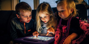 Beitragsbild des Blogbeitrags Kinder/Jugendliche online: 12 Eltern-Mythen über das Internet