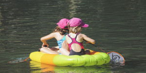 Beitragsbild des Blogbeitrags Sommer mit Kindern: Checkliste für die Badetasche
