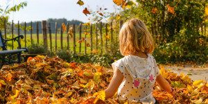 Beitragsbild des Blogbeitrags Herbst mit Kindern: Positiv in die neue Jahreszeit gehen 