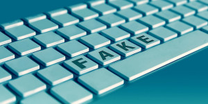 Beitragsbild des Blogbeitrags Fake News erkennen: Kinder vor Verschwörungstheorien schützen