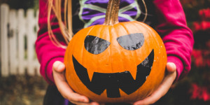Beitragsbild des Blogbeitrags Halloween mit Kindern: Wartezeit überbrücken