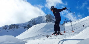 Beitragsbild des Blogbeitrags Skifahren mit Kindern: Freeriding und Freeskiing sicher erlernen 