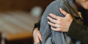 Beitragsbild des Blogbeitrags Geburt eines Sternenkindes: Wie mit der tiefen Trauer umgehen?