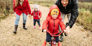 Beitragsbild des Blogbeitrags Wie Eltern das Selbstbewusstsein ihrer Kinder beeinflussen + 3 Übungen