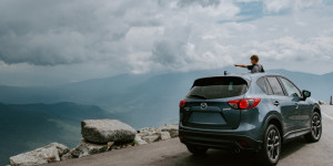 Beitragsbild des Blogbeitrags Autofahren mit Kindern: So werden lange Urlaubsfahrten erträglicher