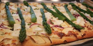 Beitragsbild des Blogbeitrags Spargel-Rezept: Weiße Pizza mit grünem Spargel 