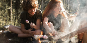 Beitragsbild des Blogbeitrags Feuer machen mit Kindern: 10 wichtige Verhaltensregeln + Popcorn-Angel bauen