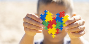 Beitragsbild des Blogbeitrags 10 Dinge, die autistische Kinder ihren Eltern sagen möchten 