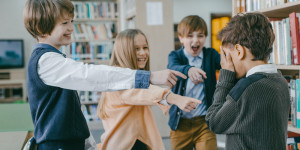 Beitragsbild des Blogbeitrags Soziale Ausgrenzung in der Schule: Wichtige Tipps für Eltern