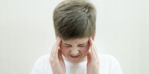 Beitragsbild des Blogbeitrags Kopfschmerzen bei Kindern: das hilft! Erkennen & Heilen 