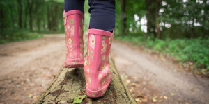 Beitragsbild des Blogbeitrags Wald mit Kindern: Waldbaden mit allen Sinnen