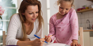 Beitragsbild des Blogbeitrags Hausaufgaben mit mehreren Kindern bewältigen