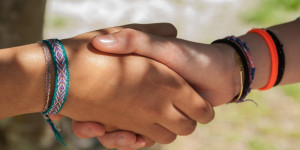 Beitragsbild des Blogbeitrags Freundschaft unter Kindern: Wenn sich Kinder nur noch an Gleichaltrigen orientieren!