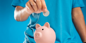 Beitragsbild des Blogbeitrags 14 einfache Geldspar-Tipps für Familien, um in der Inflation zu sparen