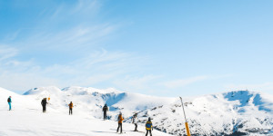 Beitragsbild des Blogbeitrags Wintersportwoche mit der Schule: Was muss ins Gepäck?