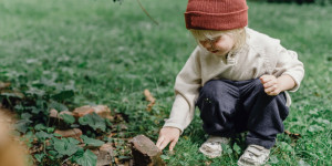 Beitragsbild des Blogbeitrags Steingarten mit Kindern anlegen: Ein Zuhause für Bienen, Hummeln und Co. schaffen