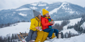 Beitragsbild des Blogbeitrags Winterwandern mit Kindern: wichtige Tipps & Ausrüstung
