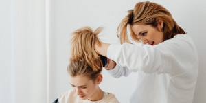 Beitragsbild des Blogbeitrags Trend-Frisuren für Familienfeiern: Leicht gelingende Frisuren für Mutter und Tochter 