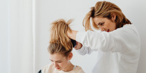 Beitragsbild des Blogbeitrags Trend-Frisuren für Familienfeiern: Leicht gelingende Frisuren für Mutter und Tochter