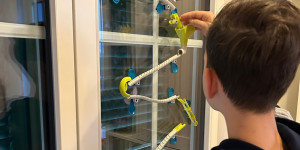 Beitragsbild des Blogbeitrags Kugelbahn für Tüftler: Kreatives Spiel für große Kids! Starterset gewinnen