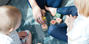 Beitragsbild des Blogbeitrags Kreativität trifft Komfort: Das Wohnzimmer kinderfreundlich gestalten
