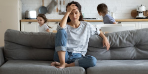 Beitragsbild des Blogbeitrags Stressiger Familienalltag: wie Eltern ihre innere Ruhe wiederfinden 