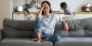 Beitragsbild des Blogbeitrags Stressiger Familienalltag: wie Eltern ihre innere Ruhe wiederfinden