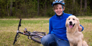 Beitragsbild des Blogbeitrags Fahrradausflug mit Kind und Hund: Tipps & Vorbereitung 