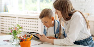 Beitragsbild des Blogbeitrags Lernschwierigkeiten: 5 Tipps, wie Eltern ihre Kinder selbst unterstützen können