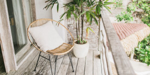 Beitragsbild des Blogbeitrags Von Grau zu Tropisch: 5 Tipps, um den Balkon in eine Urlaubsoase zu verwandeln