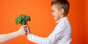 Beitragsbild des Blogbeitrags Wissenschaftlich bestätigt: Mit diesem einfachen Trick essen Kinder mehr Obst und Gemüse 