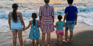 Beitragsbild des Blogbeitrags Familienwahnsinn: Wie schafft man den Alltag halbwegs entspannt? Geniales Buch gewinnen!
