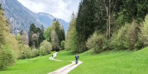 Beitragsbild des Blogbeitrags Familien-Radtouren: Mit Fahrrad und Zug in den Alpen 