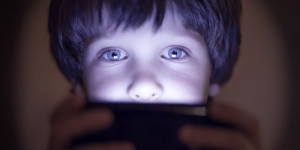 Beitragsbild des Blogbeitrags Leitlinie + praktische Tipps: So viel Bildschirmzeit ist für Kinder angemessen 