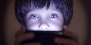 Beitragsbild des Blogbeitrags Leitlinie + praktische Tipps: So viel Bildschirmzeit ist für Kinder angemessen