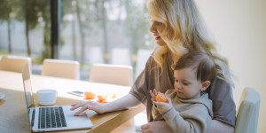 Beitragsbild des Blogbeitrags Working Mom: Ein Job verbessert Wohlbefinden und Gesundheit von Müttern