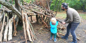 Beitragsbild des Blogbeitrags Sicher durch den Wald: Spaßige und lehrreiche Survival Hacks für Familien 