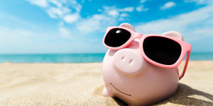Beitragsbild des Blogbeitrags Reisebudget schonen: Tipps für günstige Familienreisen mit Kindern