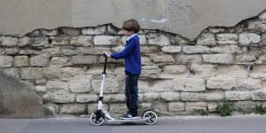 Beitragsbild des Blogbeitrags Rechtstipp: Scooter, Skateboard, Longboard – das sagt die Straßenverkehrsordnung 
