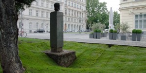 Beitragsbild des Blogbeitrags Weinheber-Denkmal freigeschaufelt