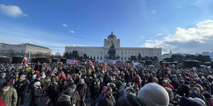 Beitragsbild des Blogbeitrags Wiener Polizei ignoriert Corona-Maßnahmen bei Demo
