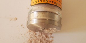 Beitragsbild des Blogbeitrags DIY – Trockenshampoo für dunkles Haar 