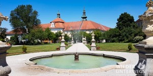 Beitragsbild des Blogbeitrags Top Ausflug: Julius Raab isst Beamtenforelle im Stift Seitenstetten.